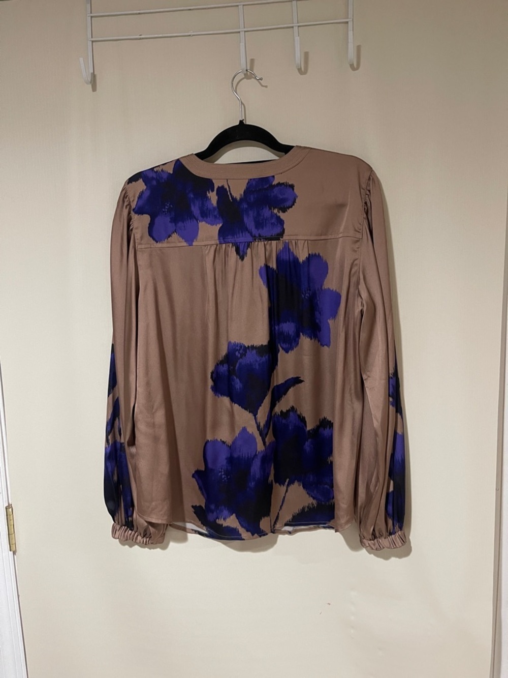 Chico's Taupe Blouse with Bold Blue Floral Print Size 2 or U.S. Large Like New - Picture 9 of 9